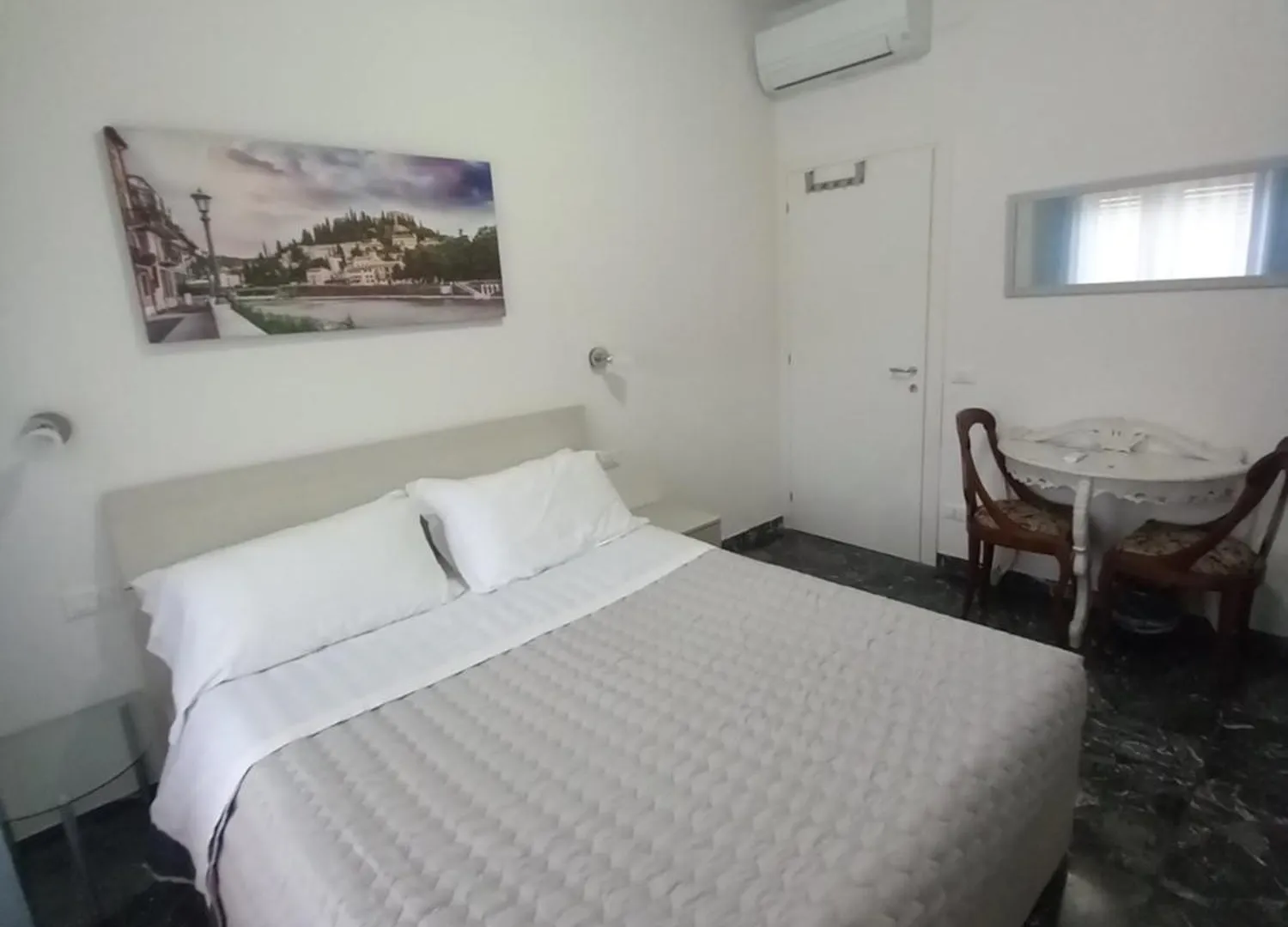Minihouselarissa Diverona 0*, Verona Italy